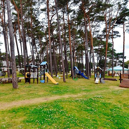 Forest Family Resort - Domki Caloroczne Ustka Kültér fotó