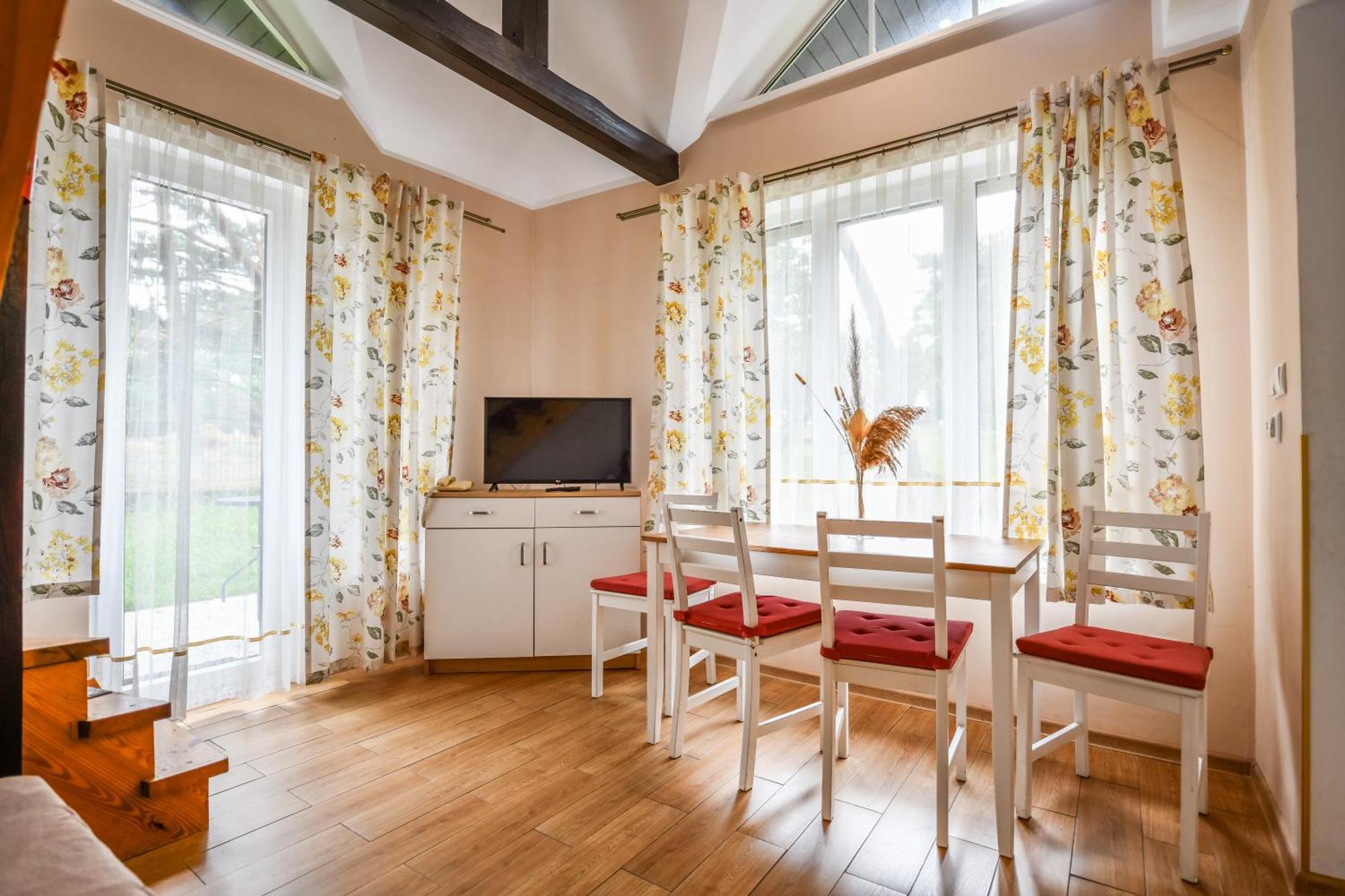 Forest Family Resort - Domki Caloroczne Ustka Kültér fotó