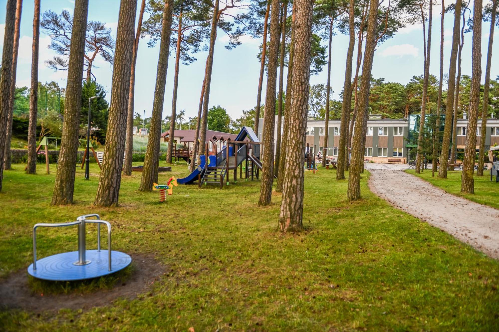 Forest Family Resort - Domki Caloroczne Ustka Kültér fotó