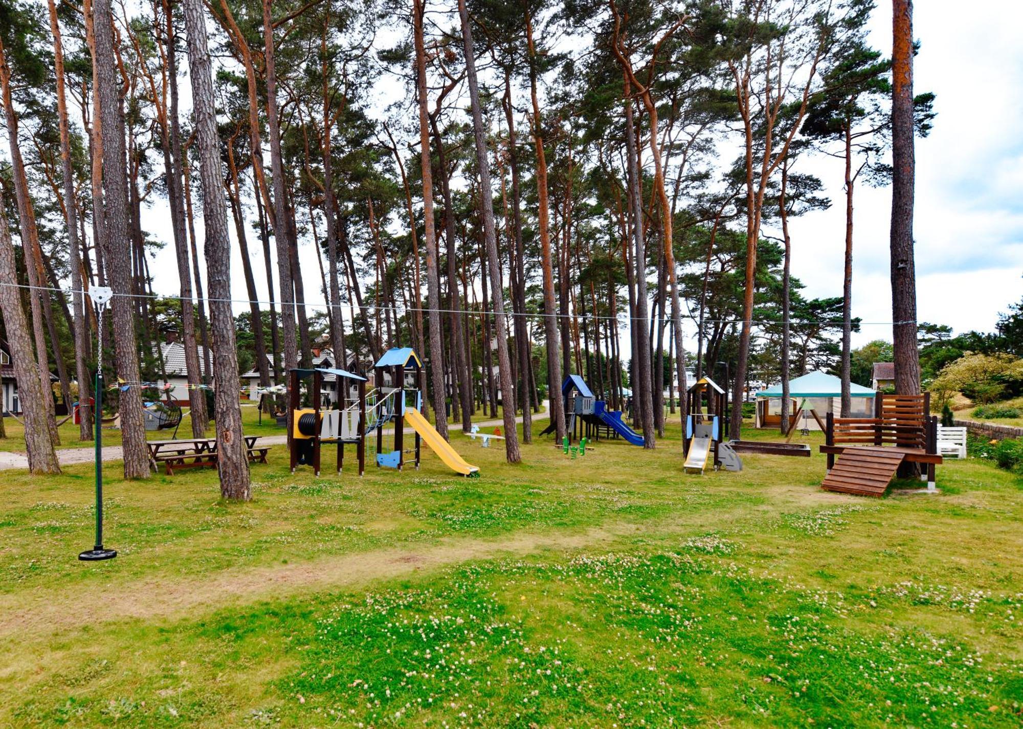 Forest Family Resort - Domki Caloroczne Ustka Kültér fotó